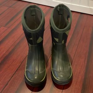 Kids Boggs size 4